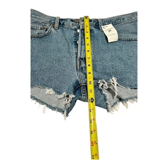 NWT Levi's 501 Denim‎ Shorts Women's 30 Light Wash Frayed Hem Classic Style - Picture 8 of 14